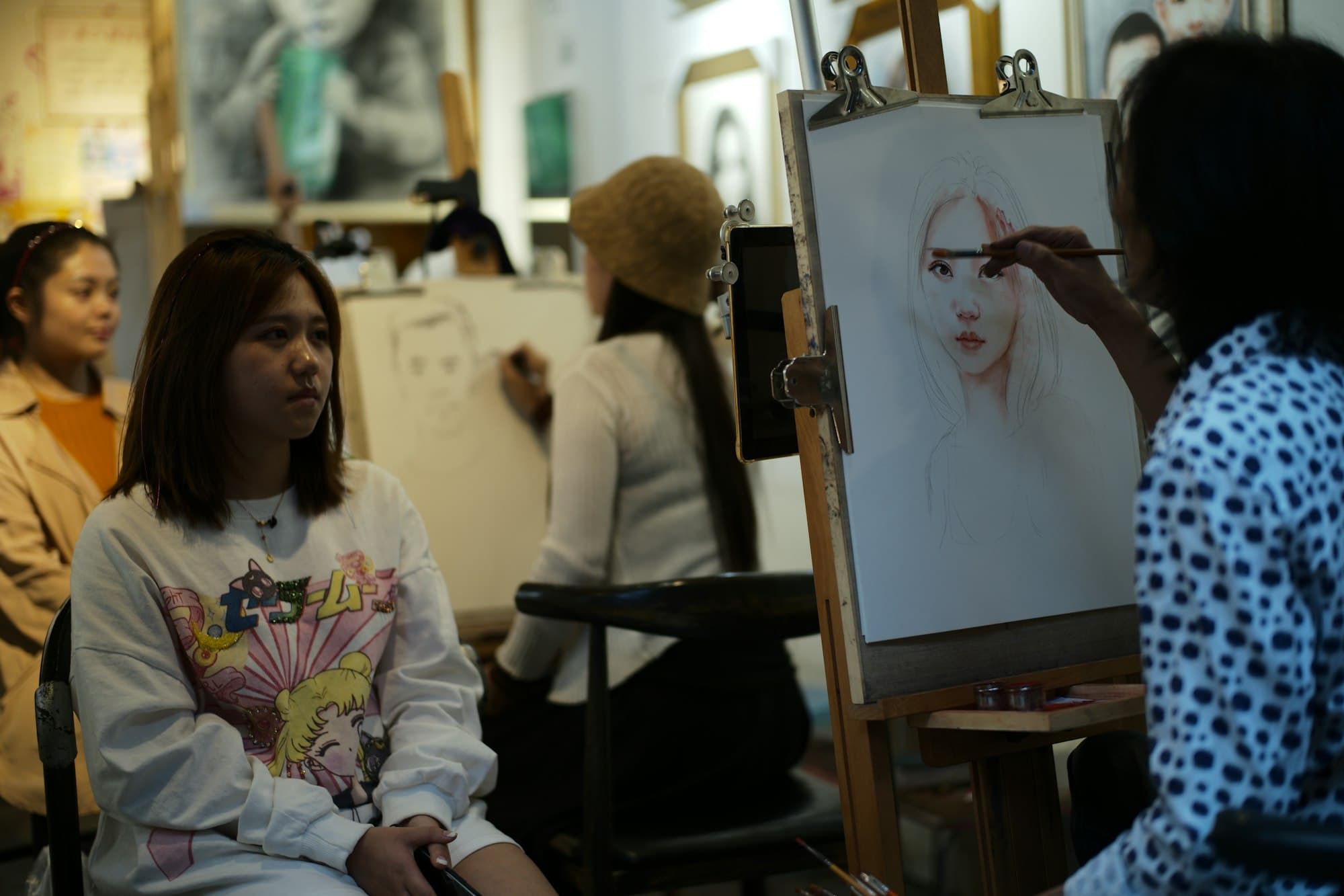 ห้องเรียนวาดรูปที่ผู้เรียนนั่งหน้าขาตั้งภาพ